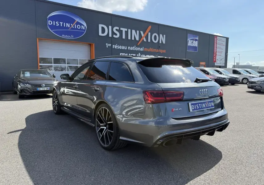 Audi RS6 Avant gris Daytona nacré vue 3/4 arrière droit avec jantes sport anthracite et vitres teintées