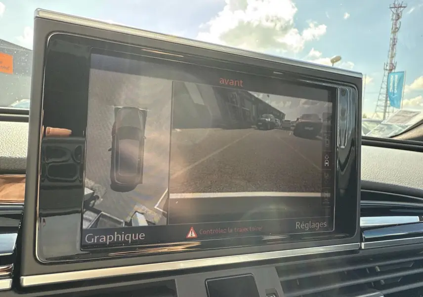 Écran central de l'Audi RS6 Avant 2016 montrant la caméra avant et la vue 360° du véhicule gris Daytona nacré.