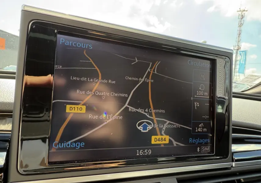 Écran de navigation MMI dans l'Audi RS6 Avant 2016, affichant une carte routière en intérieur noir.