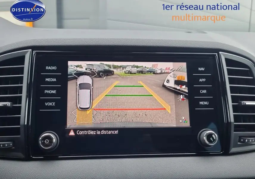 Écran tactile intérieur montrant la caméra de recul du Skoda Karoq noir, vue de face du tableau de bord.