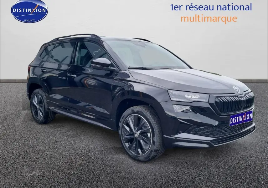 Vue 3/4 avant droite d'un SKODA KAROQ noir 2025 avec jantes alu et calandre noire distinctive sportline.