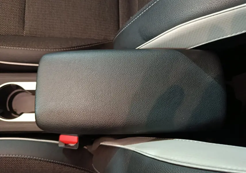 Vue rapprochée de l'accoudoir central noir entre les sièges avant du Renault Captur 2024, finition Techno.