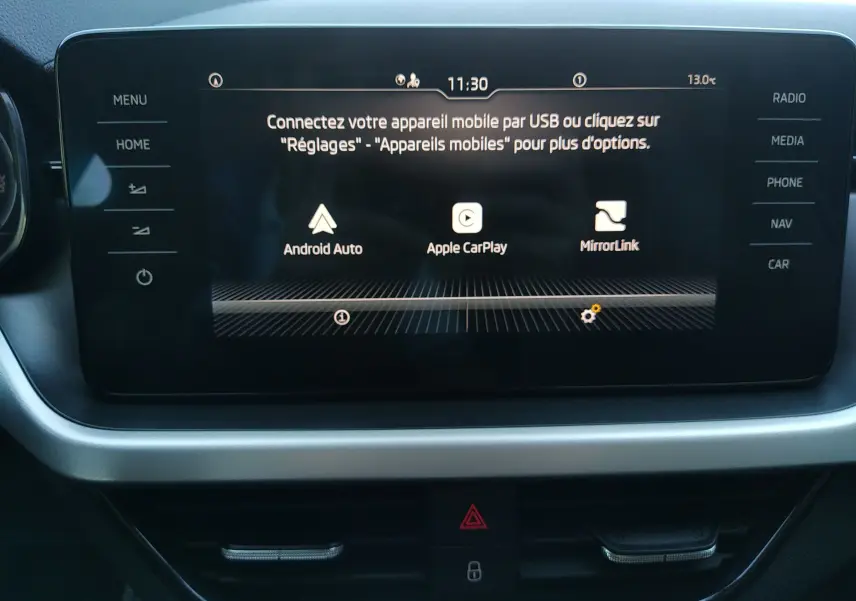 Écran tactile central du Skoda Kamiq 2023 affichant les options Android Auto, Apple CarPlay et MirrorLink.