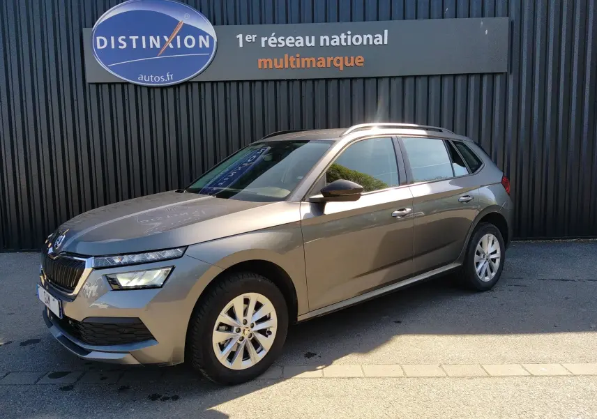 Skoda Kamiq gris 2023 en 3/4 avant droit, avec jantes alliage et calandre noire distinctive.