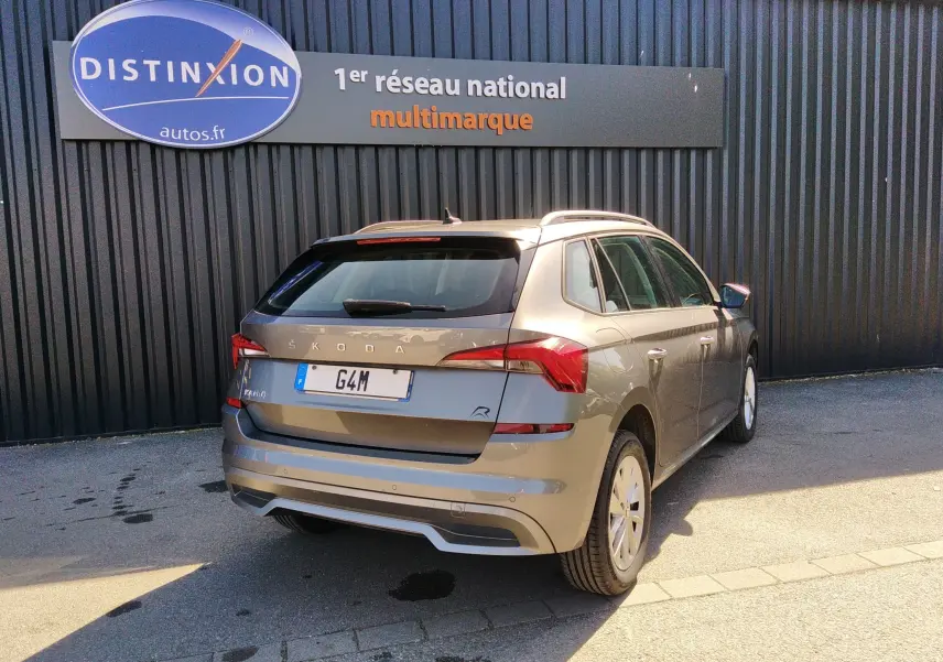 Vue 3/4 arrière droite d'un Skoda Kamiq gris 2023 avec logo distinctif et plaque d'immatriculation personnalisée G4M.