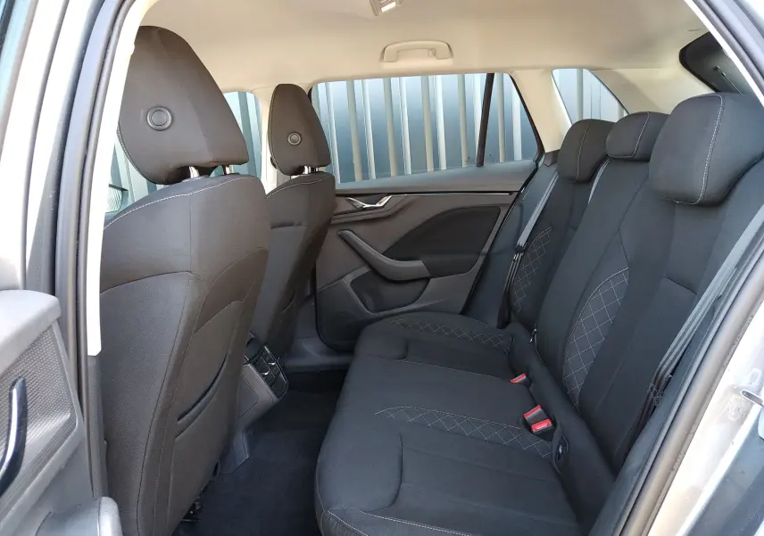 Vue intérieure côté droit des sièges arrière noirs avec surpiqûres du Skoda Kamiq gris 2023, version Business essence.