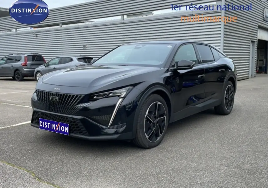 Peugeot 408 noir métal vue 3/4 avant droit, avec calandre distinctive et jantes noires stylisées.