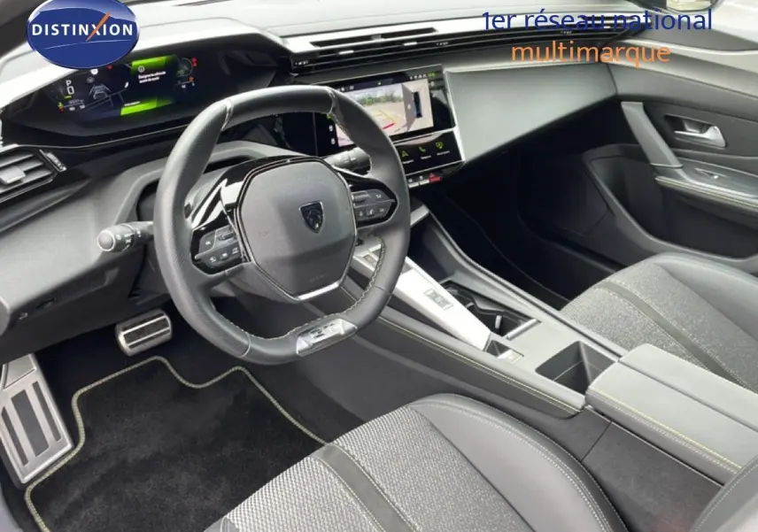 Vue intérieure côté conducteur de la Peugeot 408 1.2 Hybrid 145ch GT noire, avec tableau de bord numérique et écran central tactile.