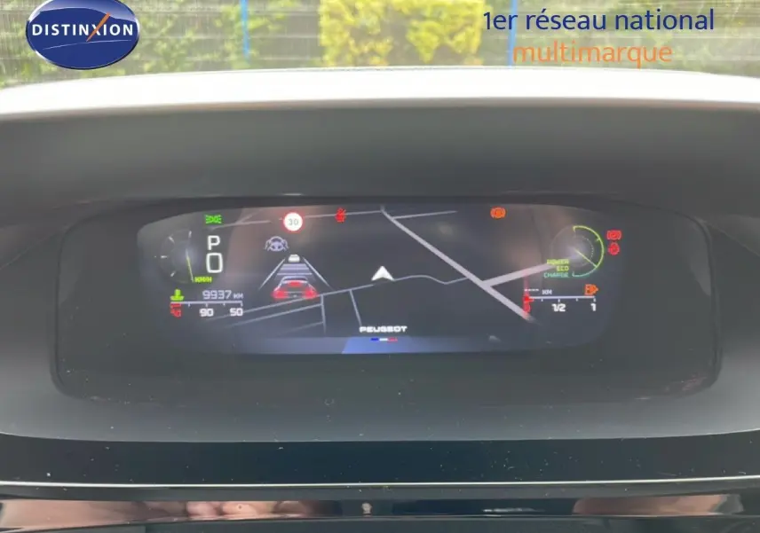 Vue rapprochée du tableau de bord numérique de la Peugeot 408 noire, affichant la navigation et les indicateurs de conduite.