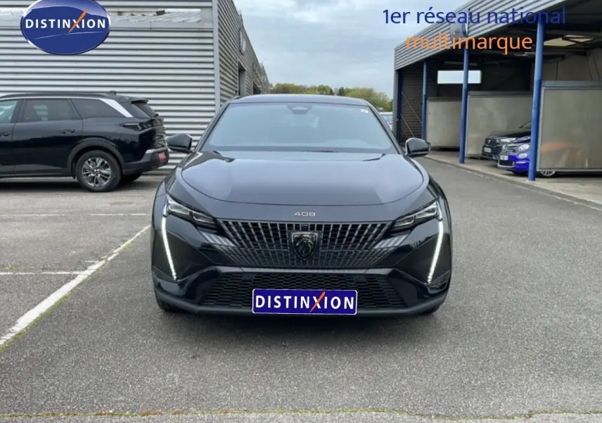 Vue frontale d'une Peugeot 408 1.2 Hybrid 145ch GT noire métallisée avec feux LED distinctifs allumés.