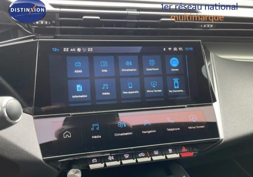 Vue rapprochée de l’écran tactile central du Peugeot 408 noir métal 2025, affichant les options multimédia et climatisation.