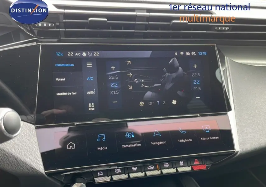Vue rapprochée de l'écran tactile central du tableau de bord du Peugeot 408 noir métal, affichant la climatisation.