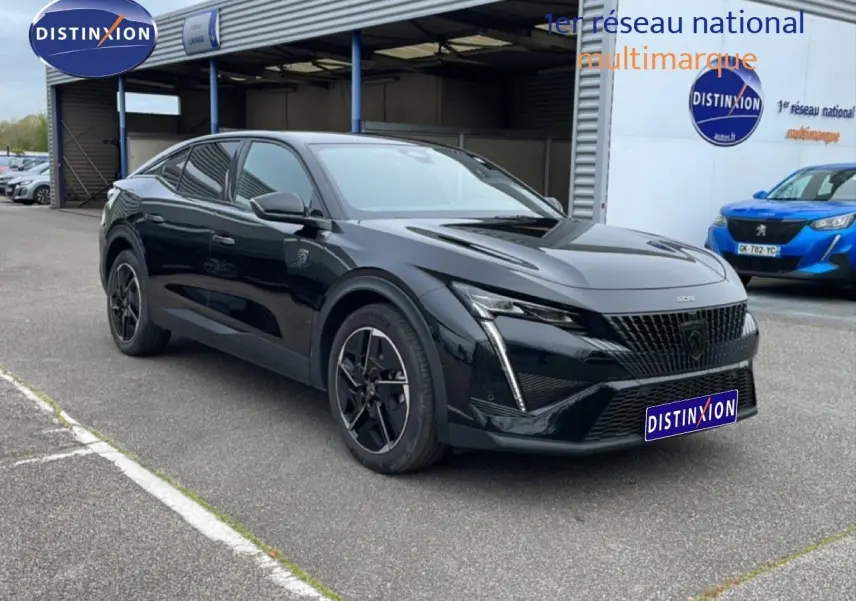 Peugeot 408 noir métal vue 3/4 avant droit, avec calandre distinctive et jantes noires sport.