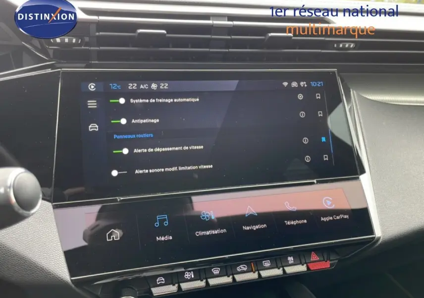Vue rapprochée de l’écran tactile central du tableau de bord de la Peugeot 408 noire, affichant les réglages d’aide à la conduite.
