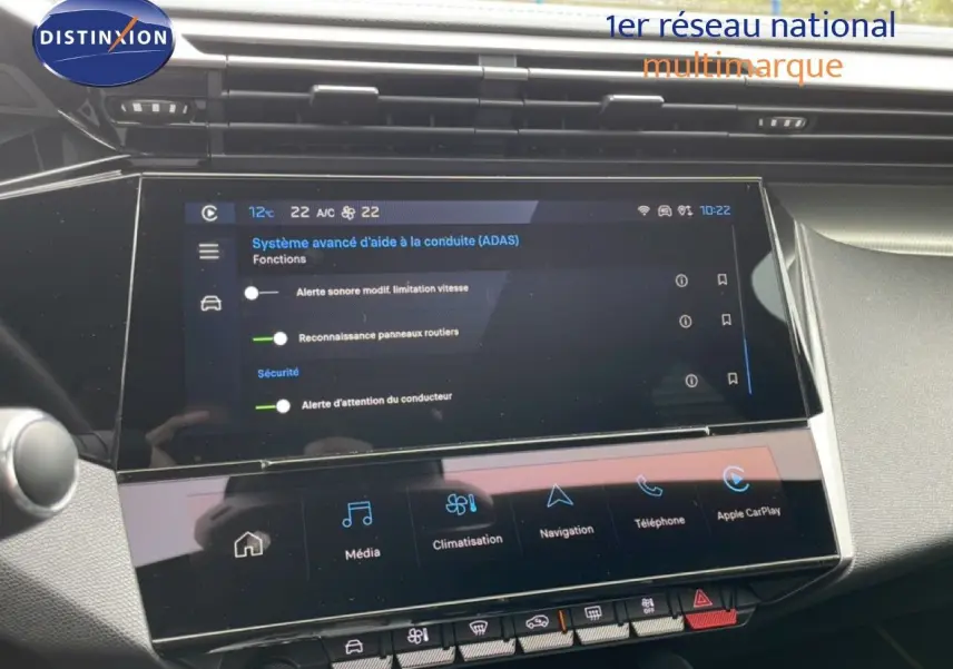Vue rapprochée de l’écran tactile central du tableau de bord d’une Peugeot 408 noire, affichant les options d’aide à la conduite.