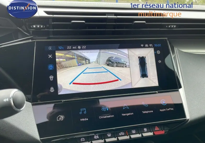 Écran tactile intérieur de la Peugeot 408 noir métal, affichant la caméra de recul avec vue 360 degrés.