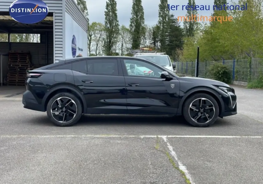 Profil droit d'une Peugeot 408 noire métal 2025, version hybride, avec jantes noires et détails sportifs visibles.