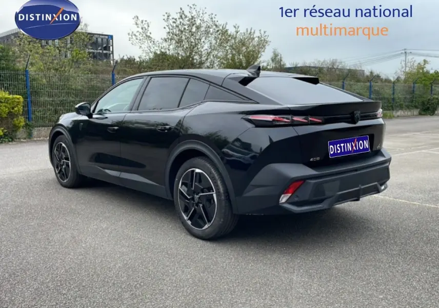 Peugeot 408 noir métal en 3/4 arrière droit, soulignant ses lignes fluides et ses feux arrière LED distinctifs.