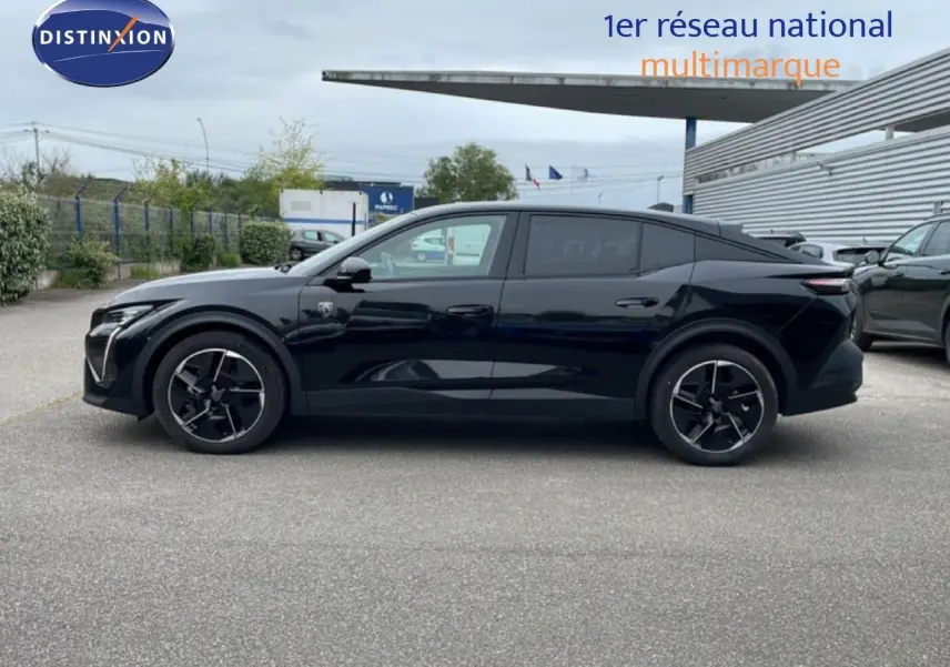 Profil côté gauche de la Peugeot 408 noire métal 2025, soulignant ses lignes fluides et ses jantes noires distinctives.