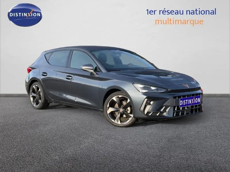 SEAT Leon 1.5 eTSI Hybrid gris magnétique métallisé vue 3/4 avant avec jantes alliage distinctives.