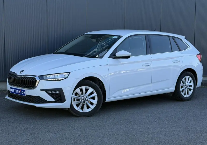 Vue 3/4 avant droite d'une Skoda Scala blanc glacier avec jantes alliage et vitres surteintées.