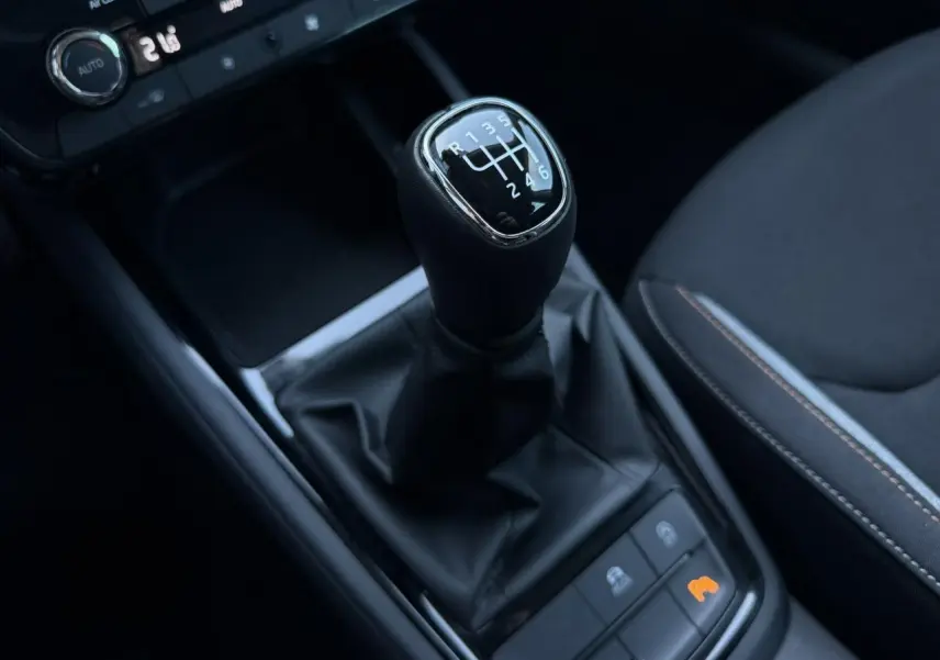 Gros plan sur le levier de vitesses manuel noir et la console centrale de la Skoda Scala TSI 116 Sélection 2025.