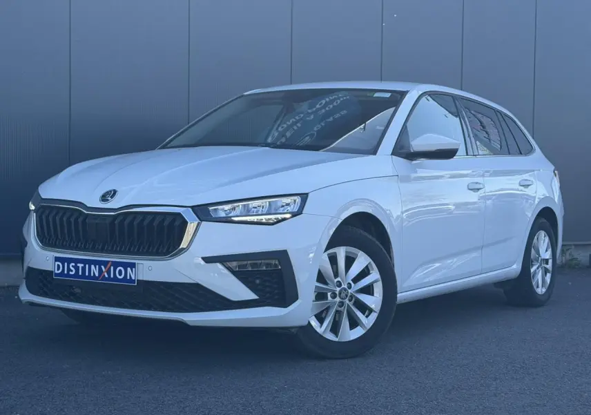 Vue 3/4 avant gauche d'une Skoda Scala blanc glacier avec calandre noire et jantes alliage 16 pouces.