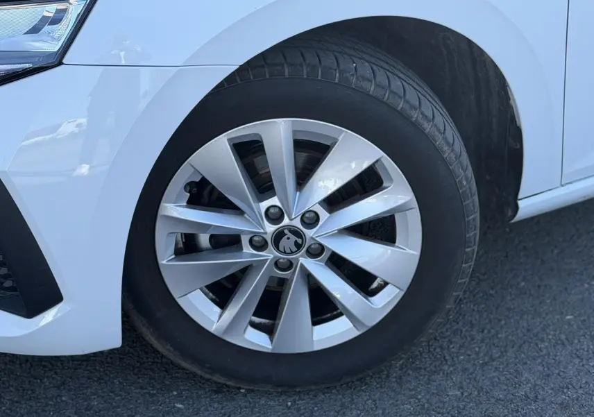 Gros plan sur la roue avant gauche d’une Skoda Scala blanche Glacier avec jante alliage 16 pouces Cortadero Aero.