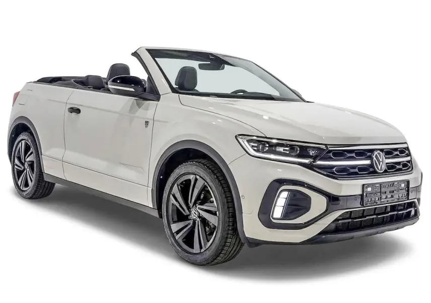Vue 3/4 avant d’un Volkswagen T-Roc Cabriolet beige métallisé avec capote ouverte et jantes noires distinctives.
