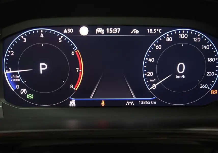 Tableau de bord numérique du Volkswagen T-Roc Cabriolet 2025 affichant vitesse à 0 km/h et régime moteur au ralenti.