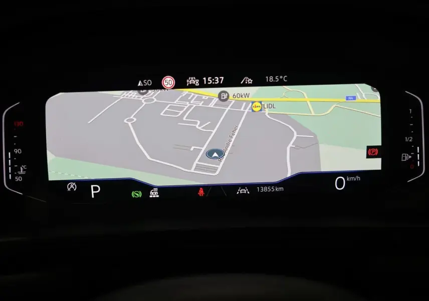 Tableau de bord numérique du Volkswagen T-Roc Cabriolet affichant la navigation et les informations de conduite.