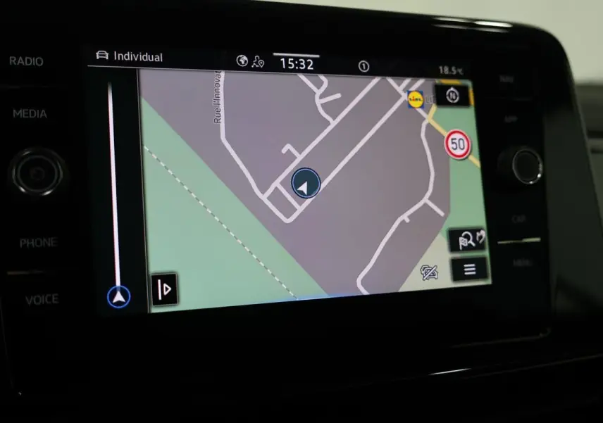 Écran tactile du GPS intérieur du Volkswagen T-Roc Cabriolet, affichant une carte de navigation.