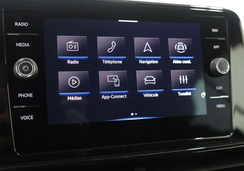 Écran tactile central du Volkswagen T-Roc Cabriolet 2025 affichant les options radio, téléphone et navigation.
