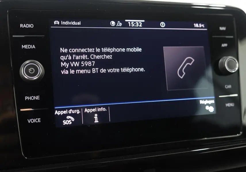 Vue de l'écran multimédia du Volkswagen T-Roc Cabriolet beige métallisé, affichant les instructions de connexion Bluetooth.