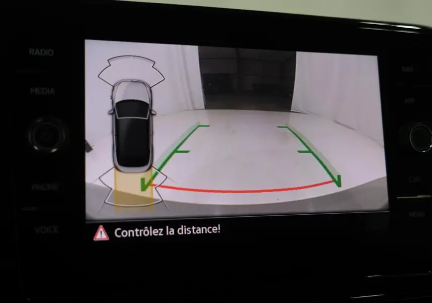 Écran de caméra de recul du Volkswagen T-Roc Cabriolet montrant l'arrière avec lignes de guidage vertes et rouges.