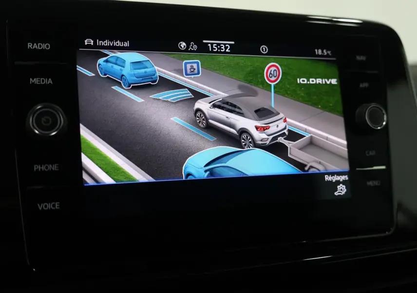 Écran de navigation montrant une Volkswagen T-Roc Cabriolet beige vue de profil droit avec signalisation 60 km/h.