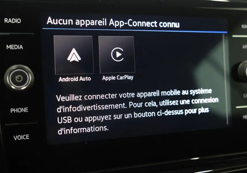 Écran tactile du système d'infodivertissement Volkswagen T-Roc Cabriolet affichant la connexion Android Auto et Apple CarPlay.