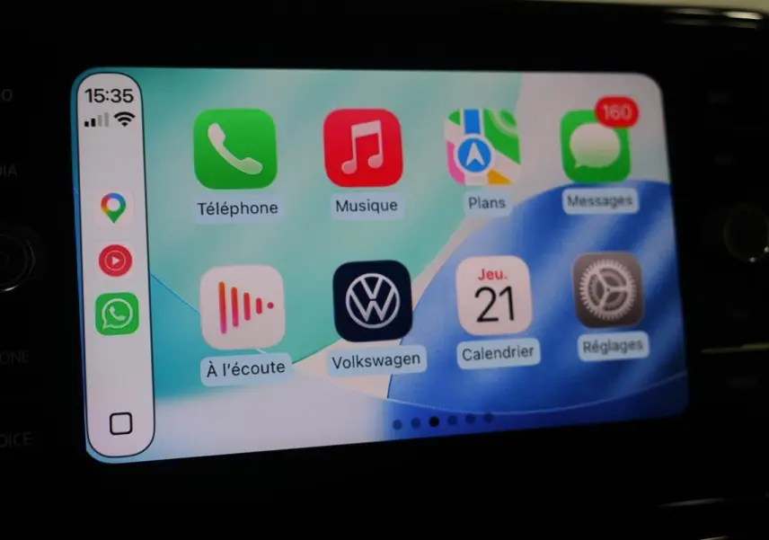 Écran tactile intérieur du Volkswagen T-Roc Cabriolet affichant les applications de connectivité et navigation.