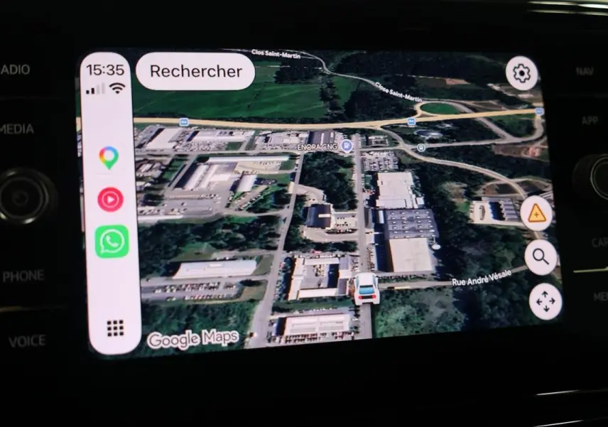 Écran de navigation GPS montrant une vue aérienne d'une zone industrielle avec carte en 3D.