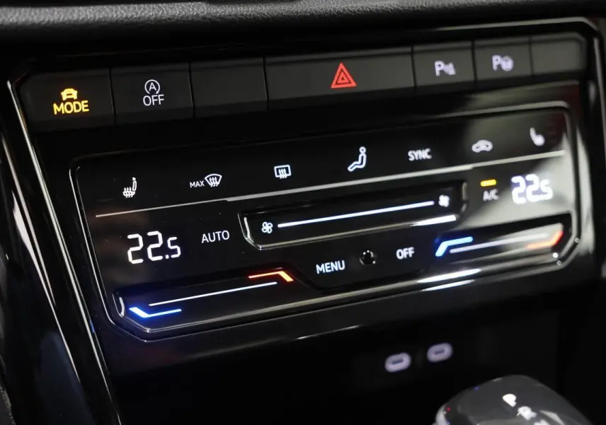 Détail du tableau de bord du Volkswagen T-Roc Cabriolet beige, affichant la climatisation digitale à 22,5°C.