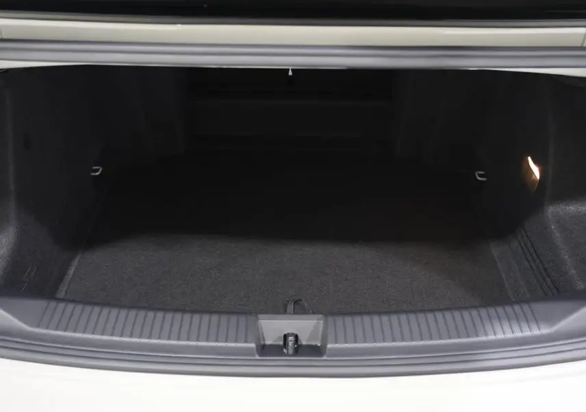 Coffre ouvert vu de face, intérieur noir, sans objet visible, de Volkswagen T-Roc Cabriolet beige métallisé.