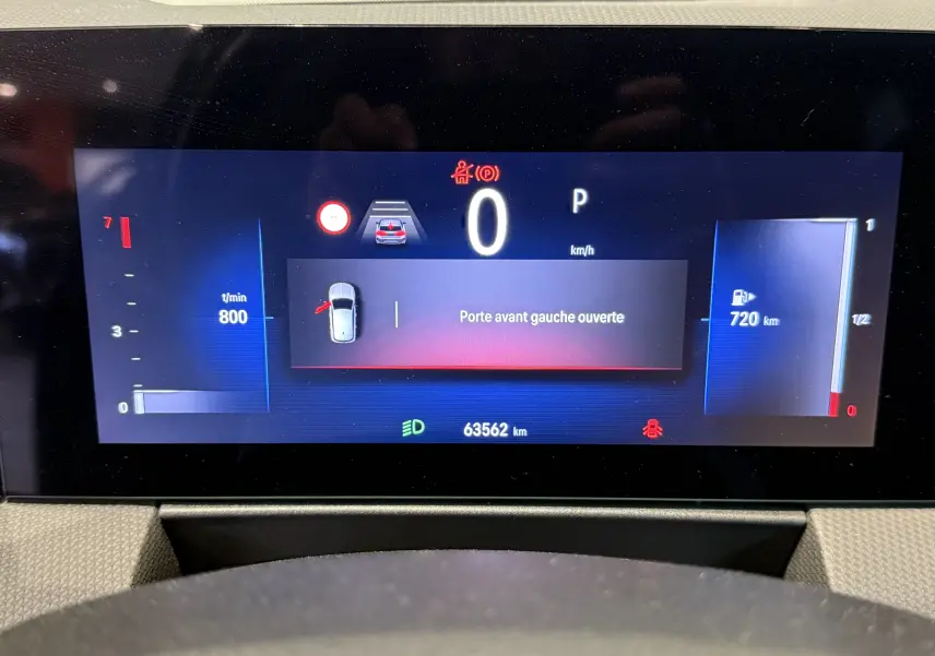 Gros plan intérieur sur la manette d’essuie-glace et le levier de vitesse au volant de l’Opel Astra Sports Tourer gris 2024.