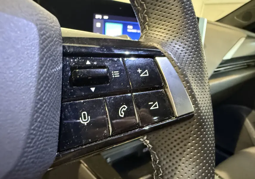 Détail de la console centrale avec écran tactile et commandes climatisation de l’Opel Astra Sports Tourer gris 2024.