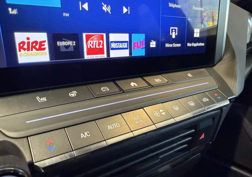 Écran tactile central de l’Opel Astra Sports Tourer gris 2024 affichant la radio FUN en vue intérieure.