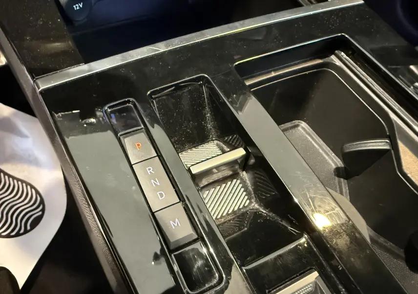 Gros plan sur le bouton de réglage de siège AGR en tissu noir à l'intérieur de l'Opel Astra Sports Tourer gris 2024.