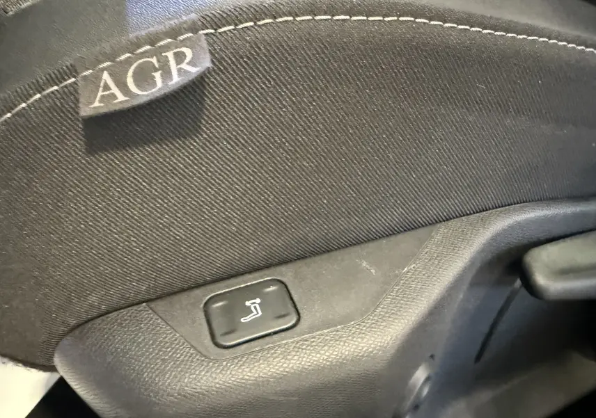 Gros plan sur les commandes de lève-vitres et rétroviseurs côté conducteur de l'Opel Astra Sports Tourer gris 2024.