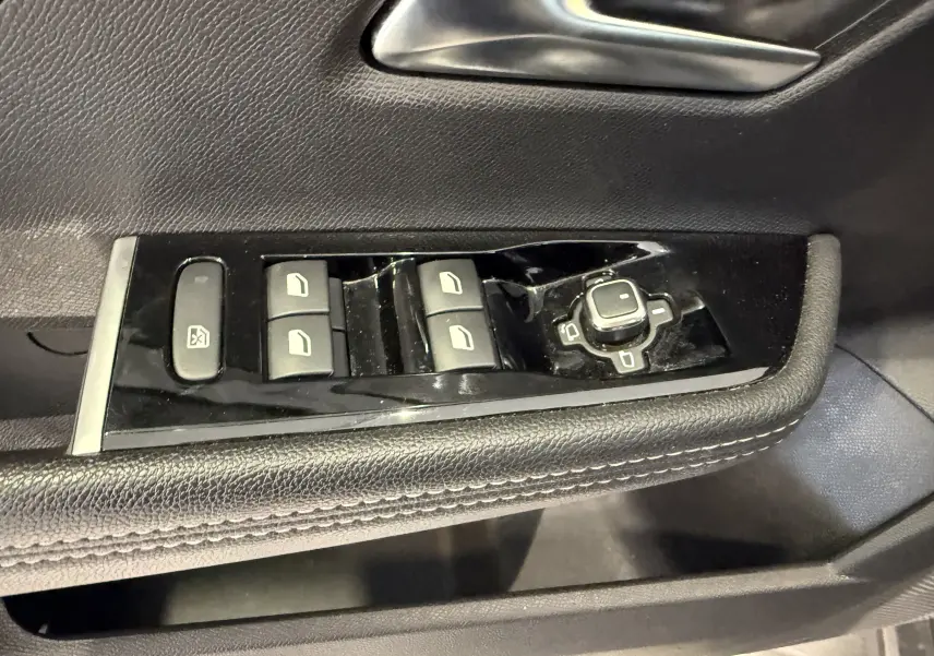 Vue intérieure côté conducteur de l’Opel Astra Sports Tourer 2024, sièges noirs GS avec tableau de bord moderne et écran tactile.