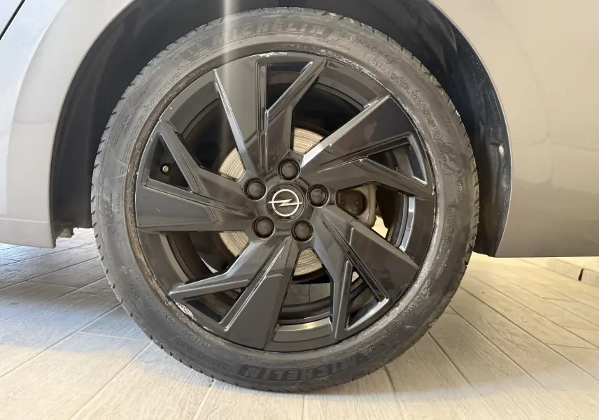 Gros plan sur la roue avant droite gris foncé de l'Opel Astra Sports Tourer 2024 avec jante noire au design moderne.