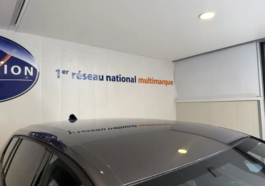 Vue partielle du toit gris de l’Opel Astra Sports Tourer 2024 avec antenne requin, en intérieur showroom.