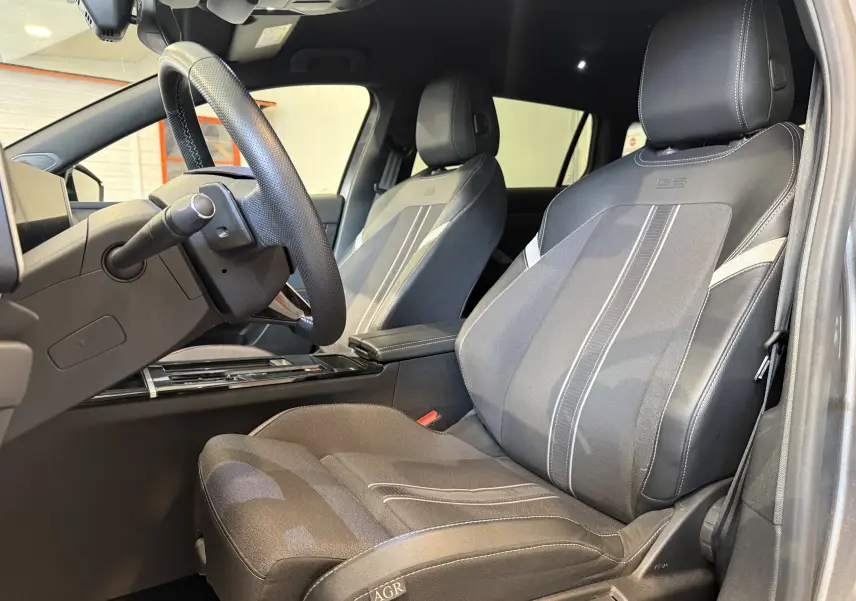 Vue intérieure de l'écran multimédia affichant la caméra 360° de l'Opel Astra Sports Tourer gris en marche arrière.